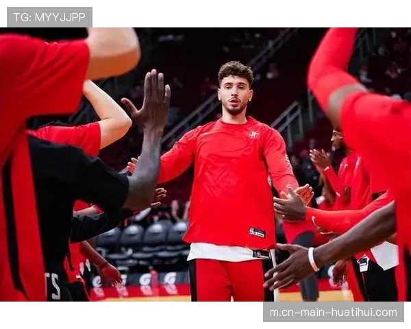 火箭年轻球员成长迅速 战术理解能力提升助力团队胜利 火箭年轻球员成长迅速 战术理解能力提升助力团队胜利